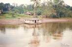Navegando por pequenos braços do rio Amazonas, na região de Iquitos, no Peru (foto de Julho de 1990)